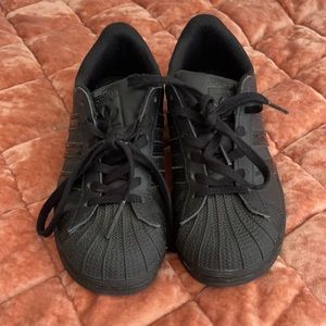 LIKE NEW- Adidas black size 13 kids rockstar shoes